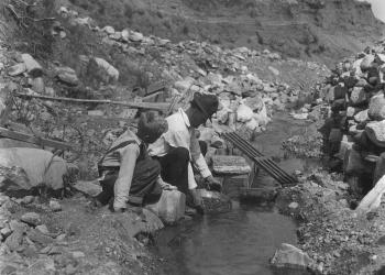 #99-02951 Influences-Mining: Primitive method of separating gold from gravel.